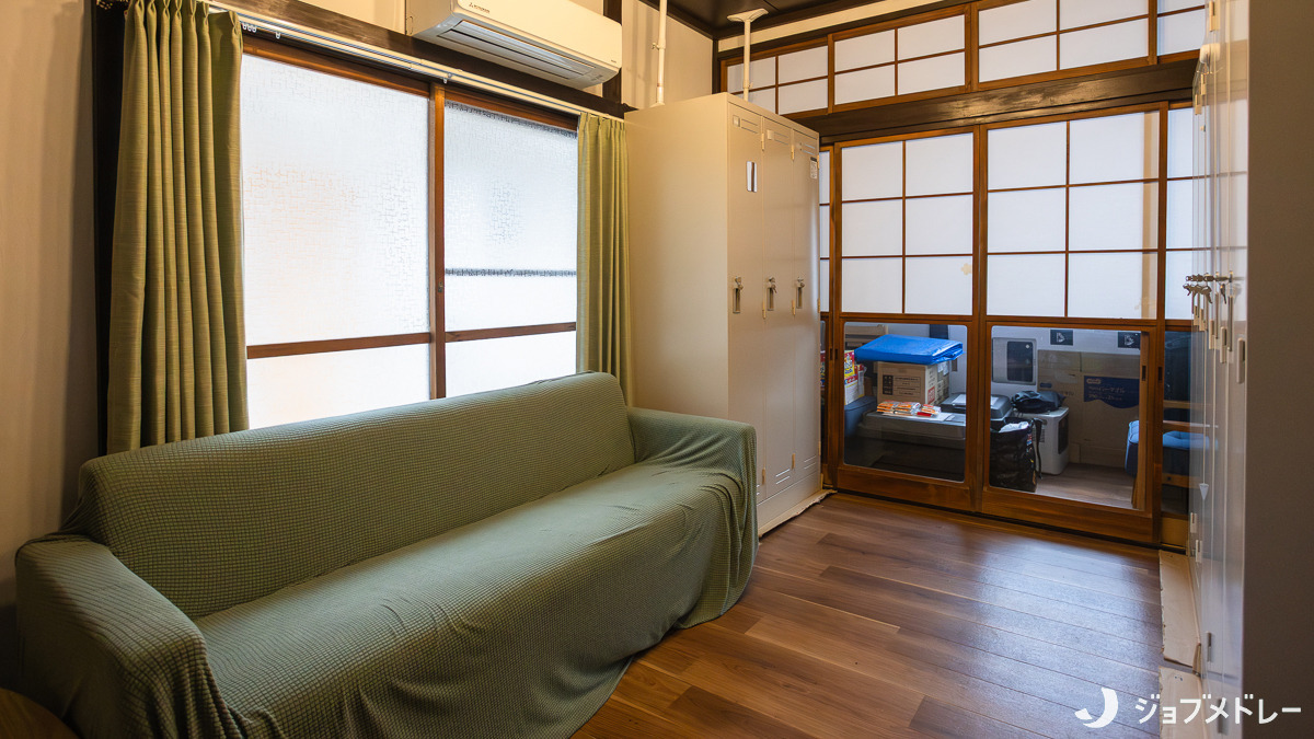 SOU訪問看護ステーション立川(作業療法士の求人)の写真9枚目:ゆったりと休めるソファをご用意しています