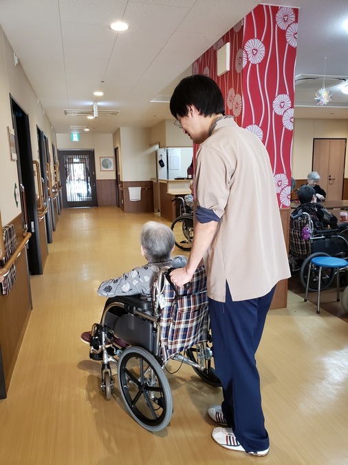 特別養護老人ホーム とわの郷（介護職/ヘルパーの求人）の写真10枚目：『やさしさをカタチにする』をスローガンに、穏やかな雰囲気の職場です。