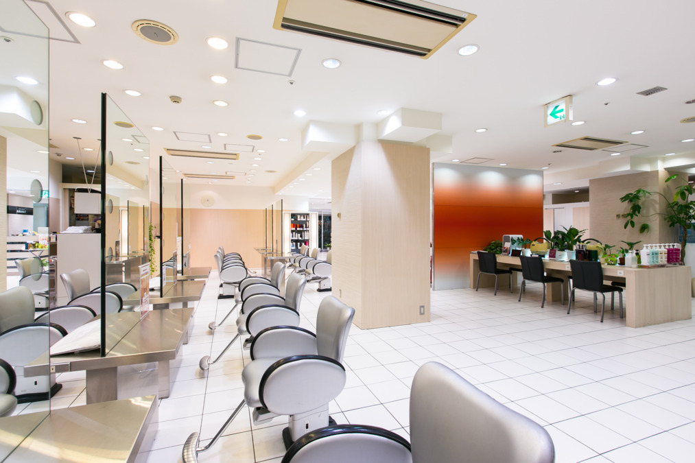 Beauty Salon TANAKA 新宿小田急ハルク店(美容師の求人)の写真:新宿駅直結の好立地にあり、フロア面積100坪の開放感あるサロンです