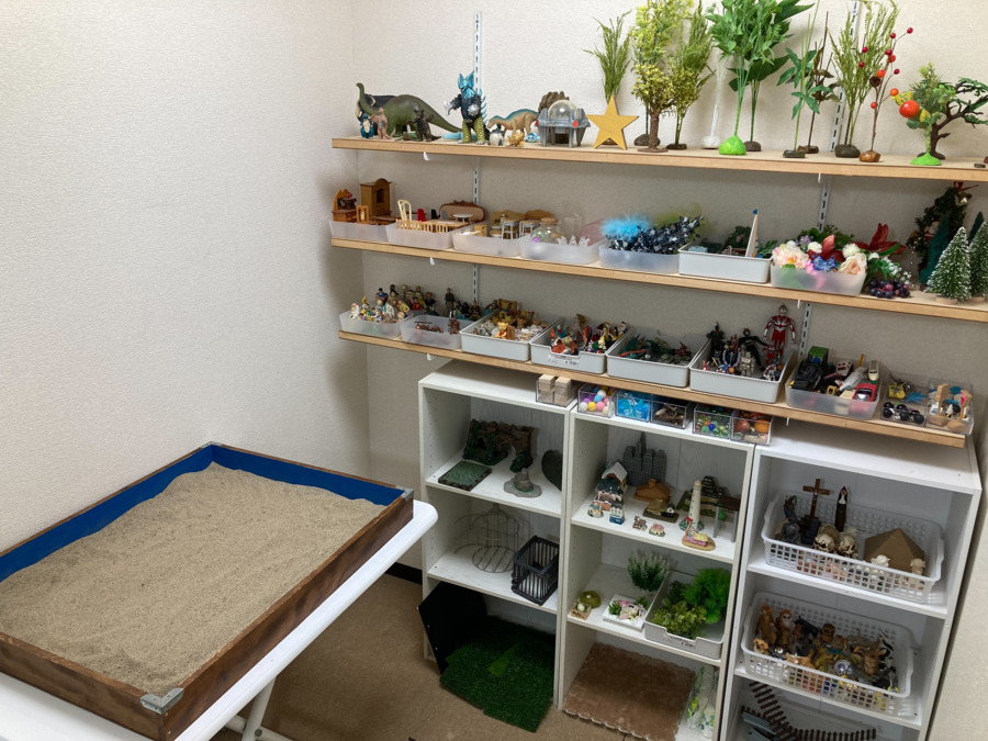 ぽぽろ石山（保育士の求人）の写真6枚目：箱庭を常設しており、不登校のお子さんの心理療法などに使っています。