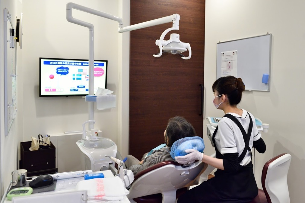 医療法人すわのもり歯科（医療事務/受付の求人）の写真4枚目：わかりやすい説明のためのツールを用意して効率化も図っています。
