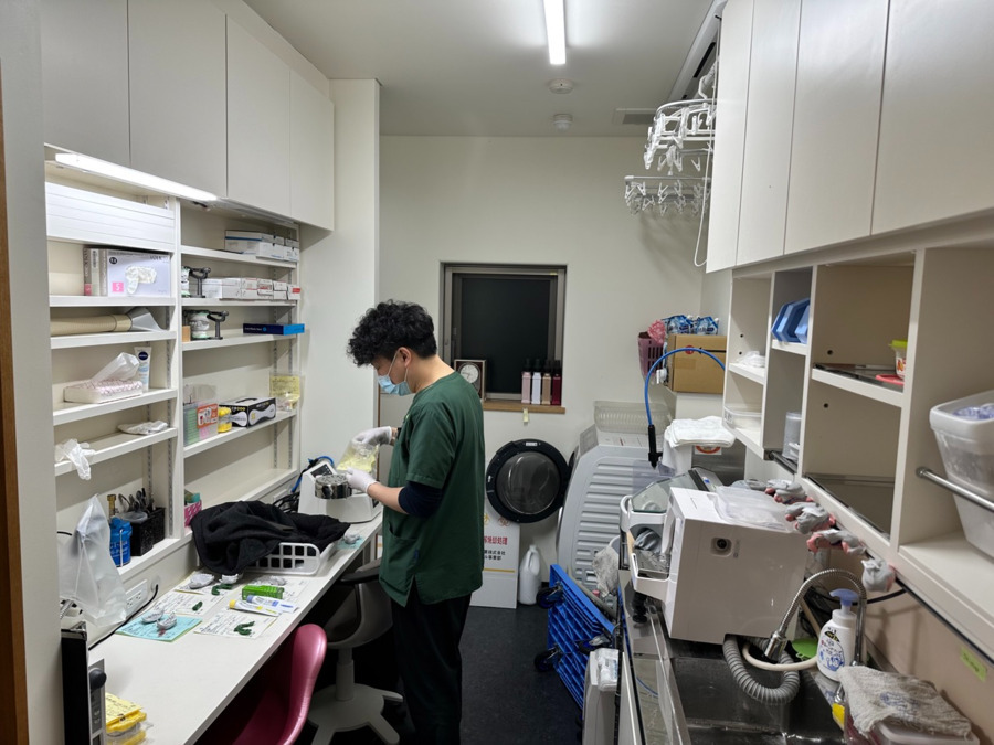 医療法人社団しん治歯科医院（歯科技工士の求人）の写真10枚目：ラボとは別に、診療室近くに最終調整用の技工室があります！