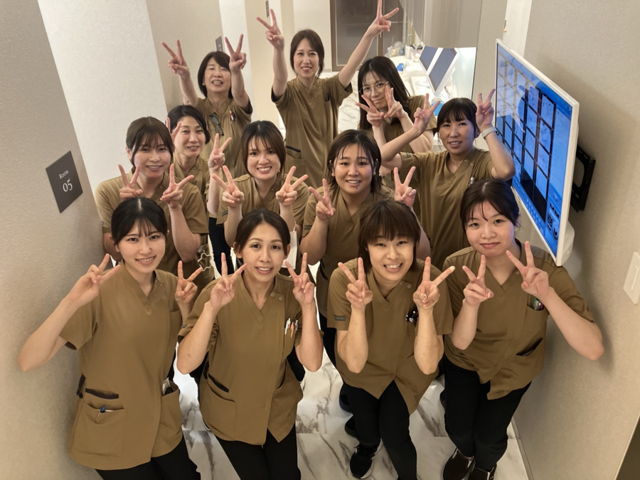 やない歯科・矯正歯科 （医療法人栄信会）（歯科衛生士の求人）の写真4枚目：廊下で１枚♪