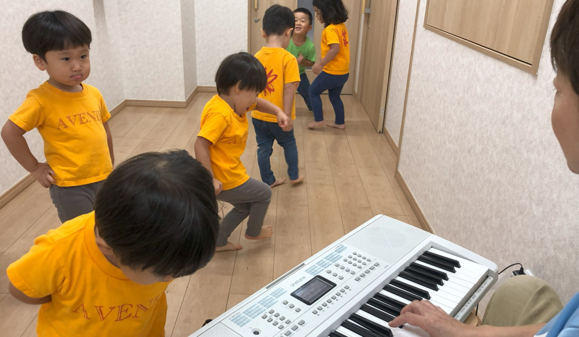 アベニール保育園（保育士の求人）の写真11枚目：ピアノでリトミック活動！