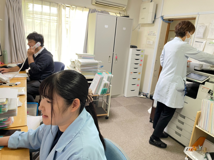 医療法人社団敬正会　あんクリニック訪問診療（医療事務/受付の求人）の写真6枚目：医事部は部長を筆頭に明るく元気な部署です。