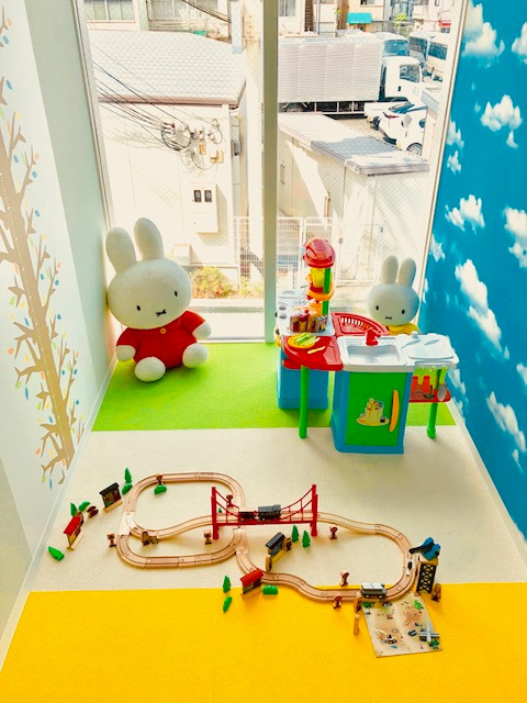 高尾歯科医院(歯科衛生士の求人)の写真4枚目:診療中、または治療をお待ちの間のお子様に向けてキッズスペースをご用意しています