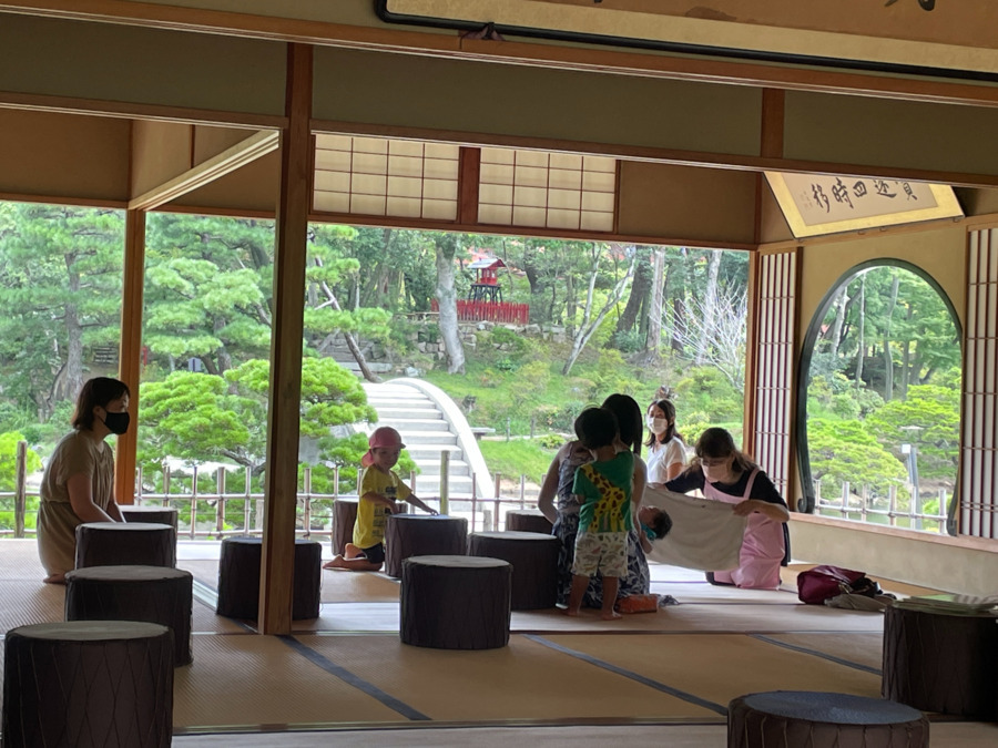 ぎおんひがしこども園　本園（保育士の求人）の写真6枚目：縮景園さんでイベントがありました☆