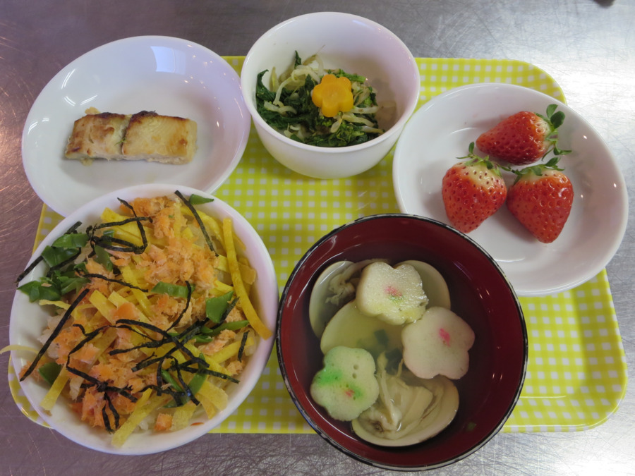 厚生館保育園（保育士の求人）の写真11枚目：旬の食材を使用し、季節の行事食、お楽しみおやつも作っています。