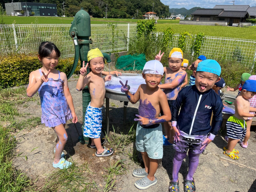幼保連携型認定こども園　カトレヤこども園（保育士の求人）の写真6枚目：井戸水あそび♪