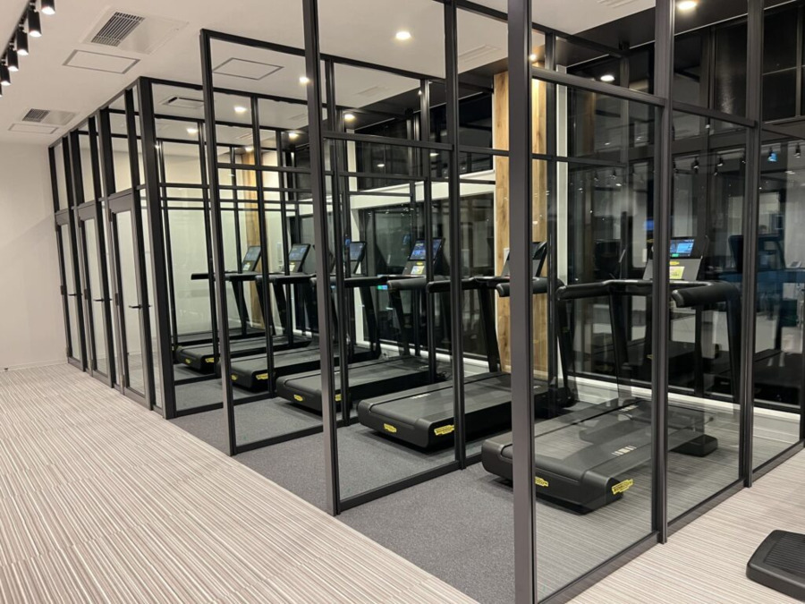 Rocadio 24h sports gym（インストラクターの求人）の写真4枚目：個室のランニングマシンも準備しました！！集中して走れます！