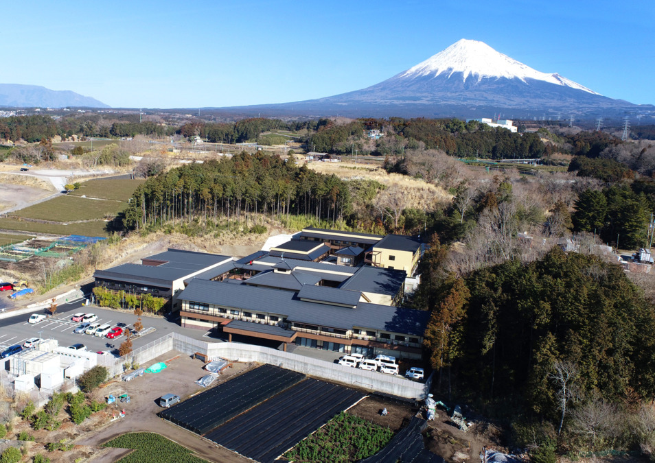特別養護老人ホーム月のあかりの写真3枚目：外観と富士山