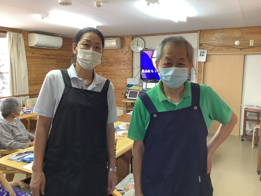 デイサービスセンター楽花の写真2枚目：左　笑い声が大きい管理者
右　おもしろ介護士