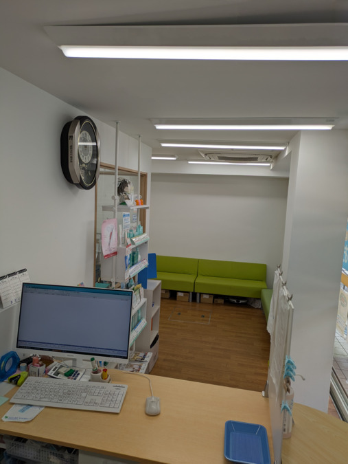 あおぞら薬局　堀切菖蒲園店（薬剤師の求人）の写真3枚目：投薬側からの薬局内です。奥は左にまがるとトイレがあります。