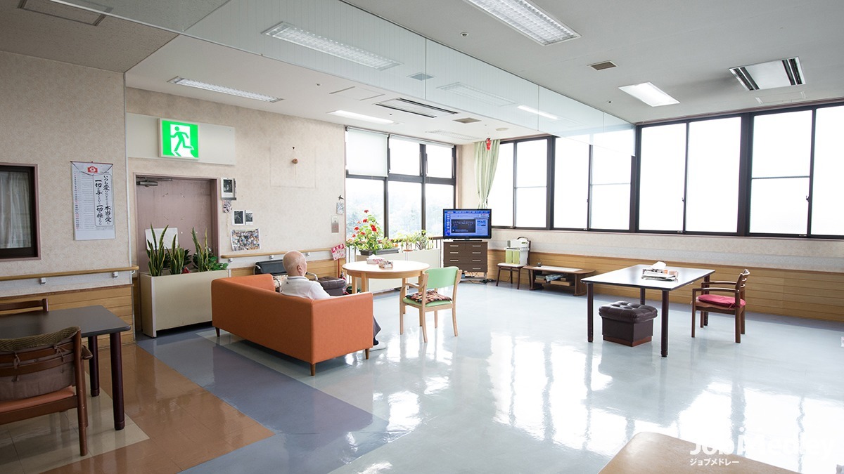 特別養護老人ホームふれあいの森の写真3枚目：窓が多く、開放感のある明るい施設です