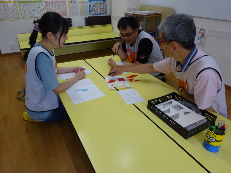 KTC放課後等デイサービス　はぐぽんおとわ公園（保育士の求人）の写真4枚目：子どもたちが来る前にミーティングをしています！