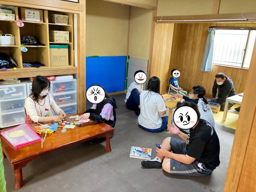 放課後なかよしくらぶ（児童指導員/指導員の求人）の写真7枚目：カードゲームや工作、DVDを見たりなど、個々に合わせた活動を行っています。