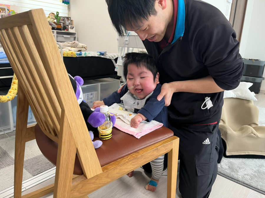 訪問看護ステーション黒衣（Team Kuroko）（作業療法士の求人）の写真11枚目：大好きなバイキンマンの応援で立位訓練も笑顔😊