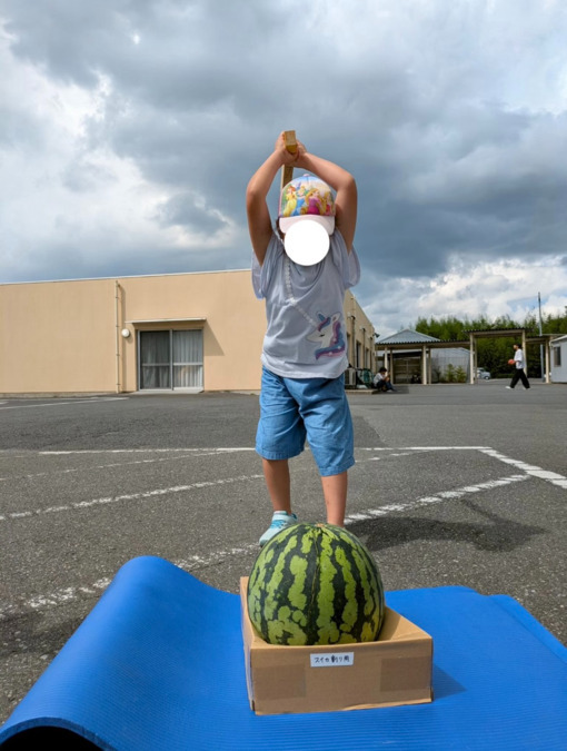 児童養護施設びっき（公認心理師/臨床心理士の求人）の写真13枚目：ご寄付いただいたスイカで毎年スイカ割をしますー！