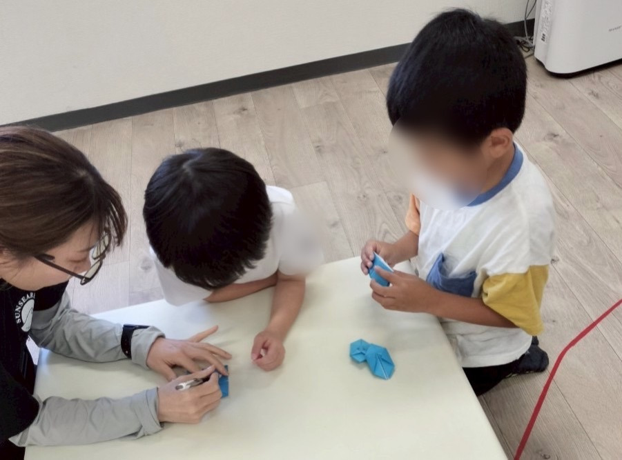 Licolala守口教室（児童指導員/指導員の求人）の写真4枚目：折り紙で風船を作っています🎈