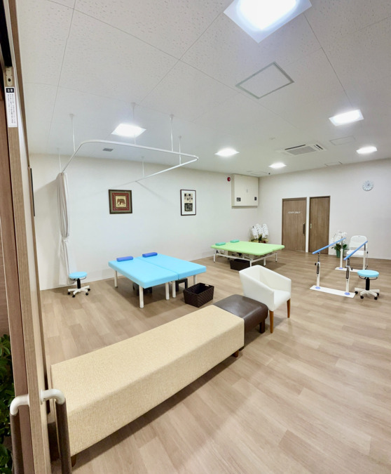 松戸上本郷整形外科（医療事務/受付の求人）の写真2枚目：リハビリ室

現在、ベッド数も増え、にぎやかにリハビリをしています！