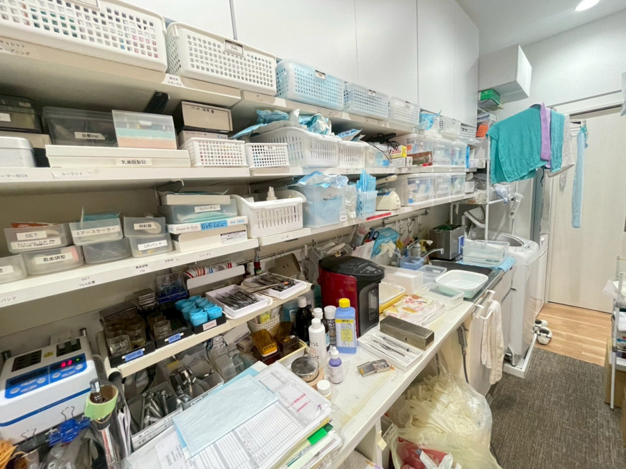 たまプラーザファミリー歯科（歯科衛生士の求人）の写真18枚目：滅菌室は整理整頓を心がけています！