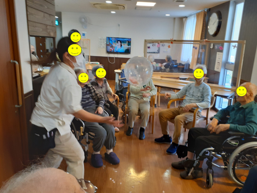 ラ・ソーラ　みのお牧落駅前（介護職/ヘルパーの求人）の写真8枚目：レクレーションで風船バレー！