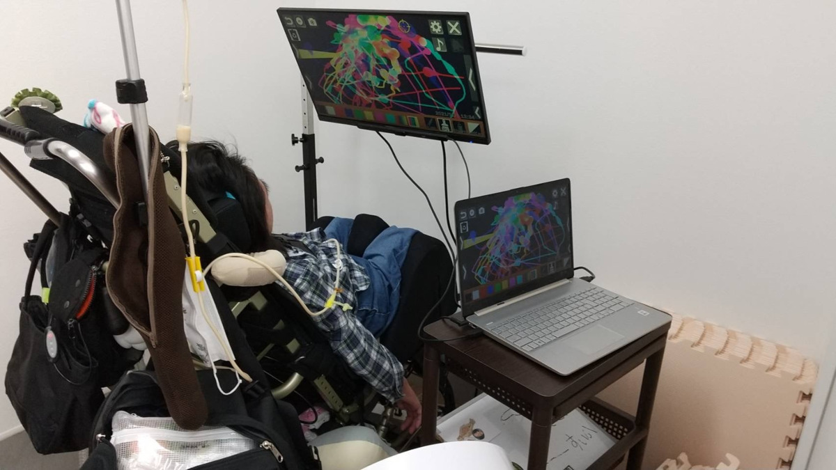 そらとわすくーるの写真7枚目：視線入力は周りの力を借りず、どんなに障害が重くても本人の力のみでできる遊びです