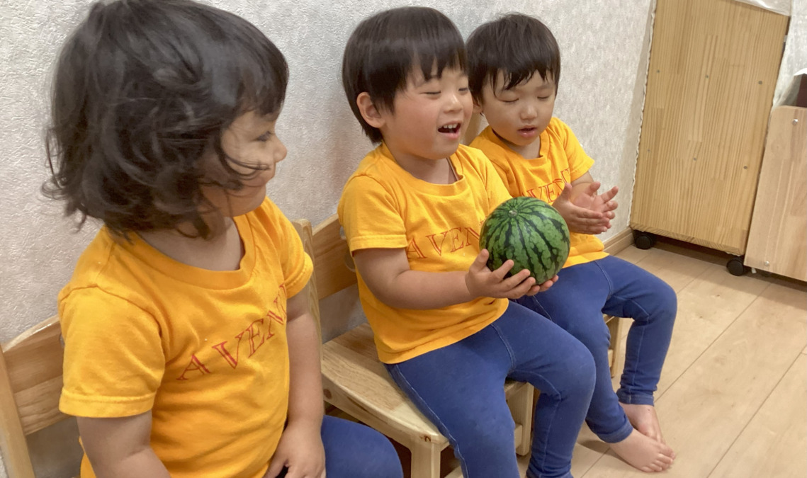 アベニール保育園（保育士の求人）の写真15枚目：本物の食材に触れ、重みや香りも楽しみます。