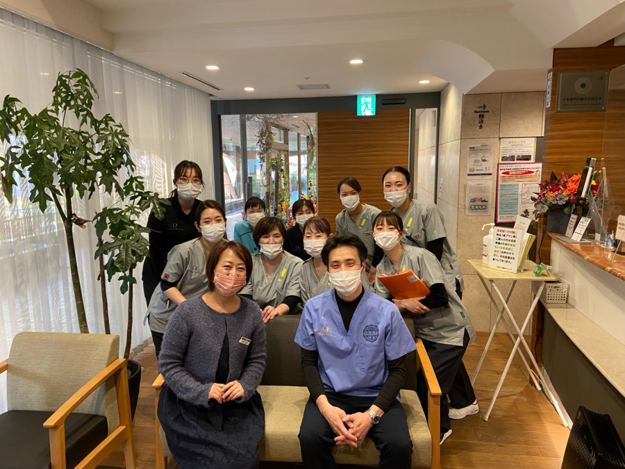 中央ビル歯科クリニック（歯科衛生士の求人）の写真3枚目：スタッフは年齢層、経験とも様々です。互いにフォローしあって楽しんでいます。