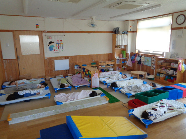みたか小鳥の森保育園　本園（保育士の求人）の写真5枚目：コット利用で、衛生的かつ個人の場所が確立し、場所を決めているので安心して眠ります