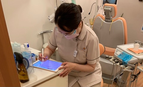 光デンタルクリニック（歯科衛生士の求人）の写真10枚目：院内デジタル化。今日の内容を業務記録簿に記入。情報共有しやすいメリットがあります