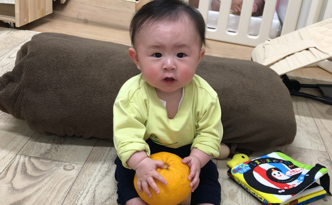 アベニール保育園（調理師/調理スタッフの求人）の写真9枚目：0歳児から本物の食材に触れ、五感を育みます☆
