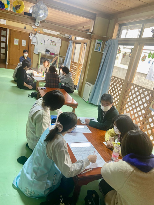 放課後なかよしくらぶ（児童指導員/指導員の求人）の写真4枚目：支援前のミーティングの様子です