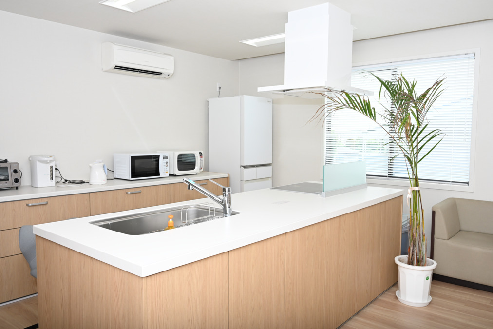 星野歯科クリニック（歯科医師の求人）の写真24枚目：ゆっくりくつろげる広々とした休憩室とアイランドキッチンを完備！