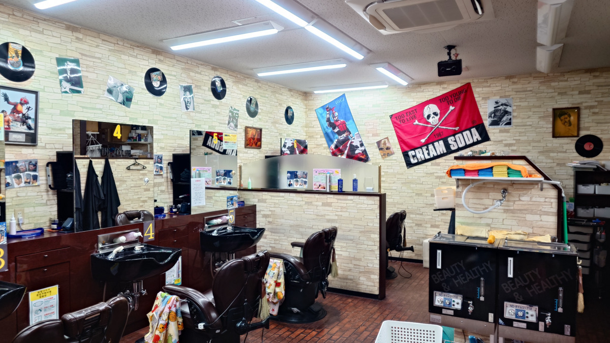 理容ルパン 富田本店（理容師の求人）の写真5枚目：待合席から見た作業場　2