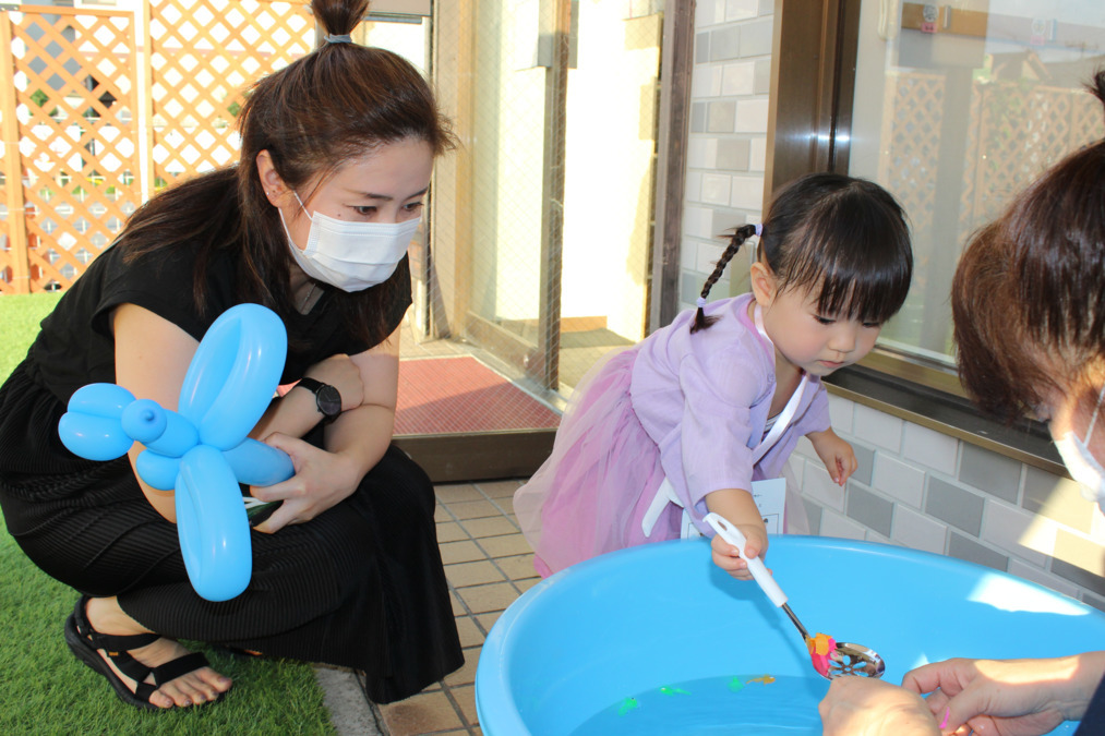 はなにこマロン保育園の写真3枚目：夏祭り　金魚すくい