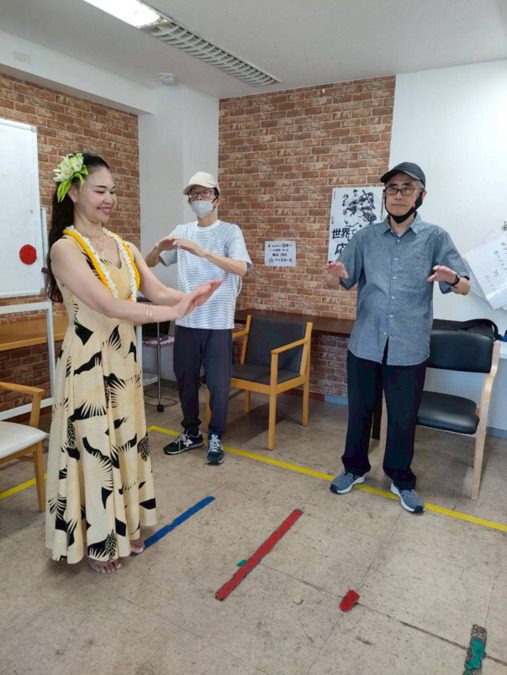 GRASP（グラスプ）asahi横浜中西部（介護タクシー/ドライバーの求人）の写真5枚目：地域の講師の方からフラダンスを学び中。皆さん真剣な表情です