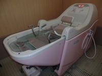 よつばデイサービス（介護タクシー/ドライバーの求人）の写真3枚目：機械浴です