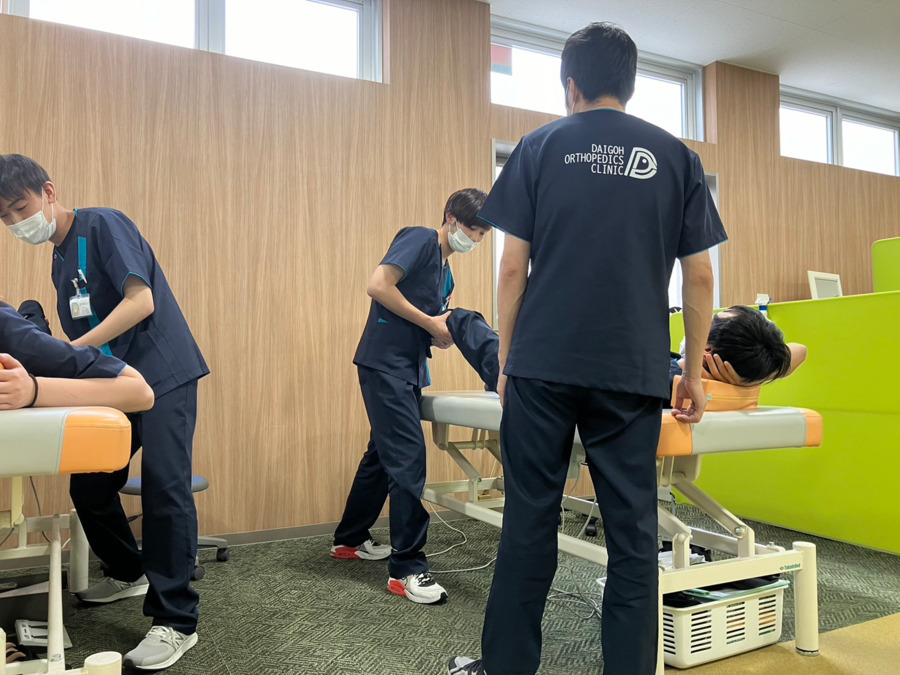 だいごう整形外科（理学療法士の求人）の写真4枚目：実技指導中！！患者さまの気持ちになるもの大切！笑