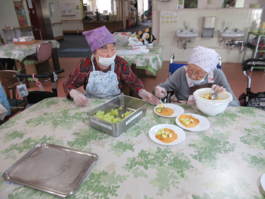 介護付き有料老人ホーム　サンライズ茂原（介護事務の求人）の写真2枚目：手作りおやつにて、フルーツクレープを作っています。