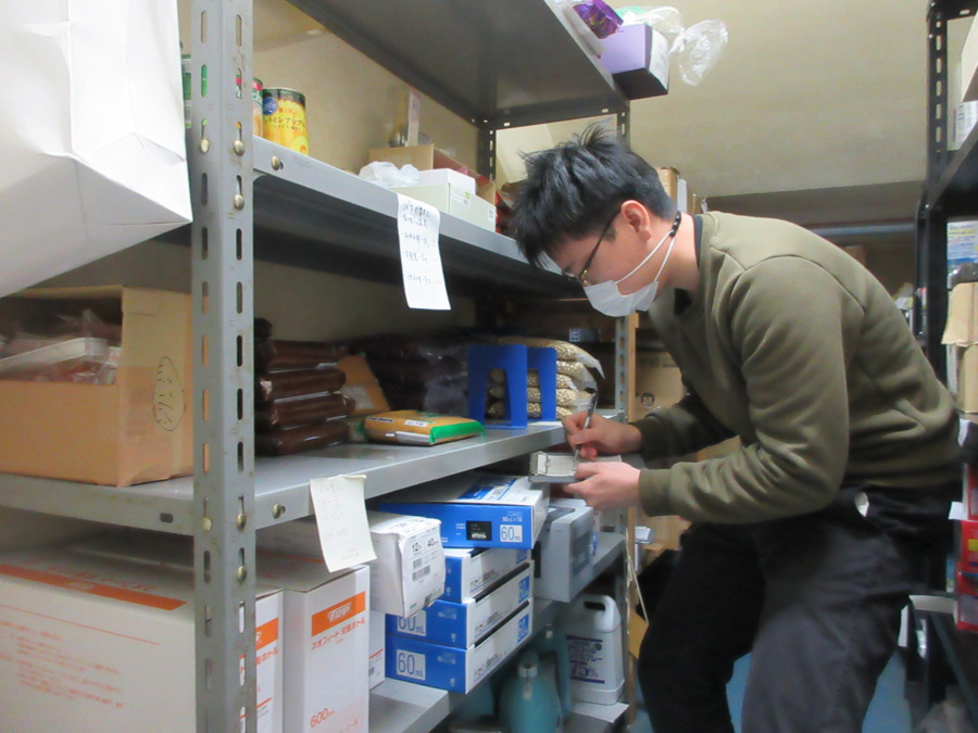 介護付き有料老人ホーム　サンライズ茂原（介護事務の求人）の写真5枚目：棚卸作業を行っているご様子です。