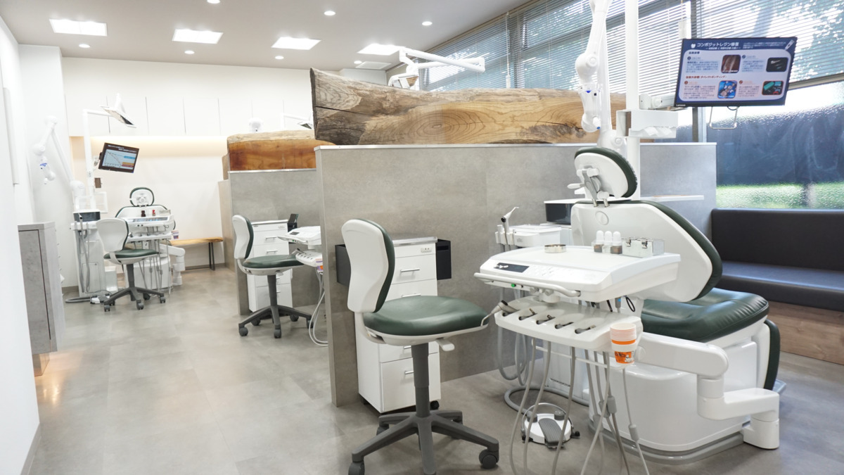 TakeDaデンタルクリニック府中（歯科助手の求人）の写真3枚目：ユニットは広々しており、木の温もりも感じます！