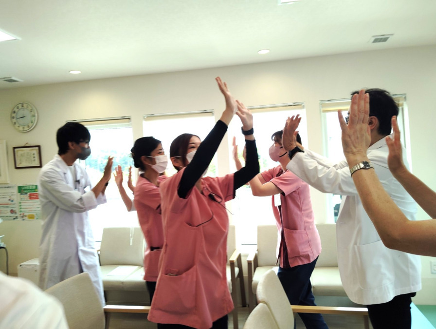 医療法人社団　緑晴会　あまが台ファミリークリニック（看護師/准看護師の求人）の写真10枚目：朝礼ではハイタッチでしめくくります