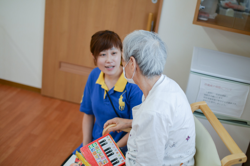 サービス付き高齢者向け住宅　やさしえよしだ2の写真9枚目：お一人お一人と対話をしながら、ゆっくりとサービスを提供できます。