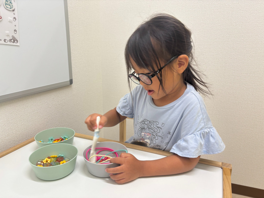 てらぴぁぽけっと平野西教室【2025年07月01日オープン】(児童指導員/指導員の求人)の写真2枚目:微細運動 プラグロム風景