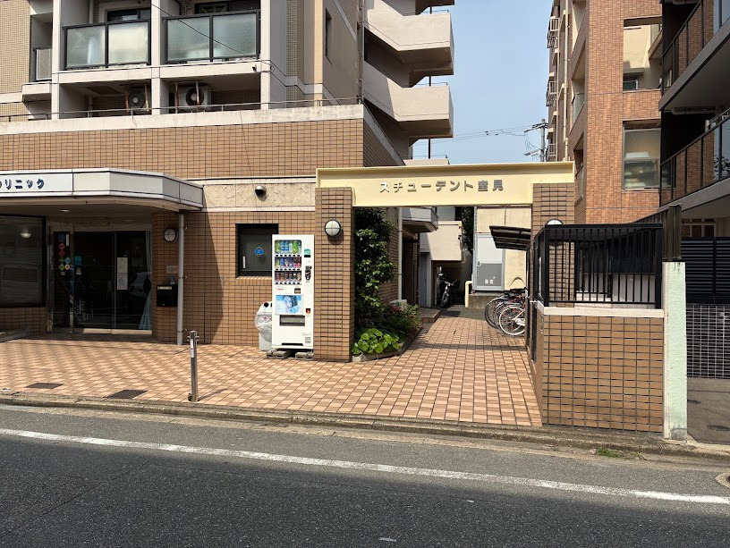 笑顔の家 ケアセンター（介護職/ヘルパーの求人）の写真2枚目：建物アプローチ
防犯カメラ設置、オートロックの建物なので安心安全です