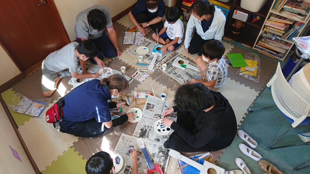 こども支援事業所つくしくらぶ（児童指導員/指導員の求人）の写真2枚目：工作の様子