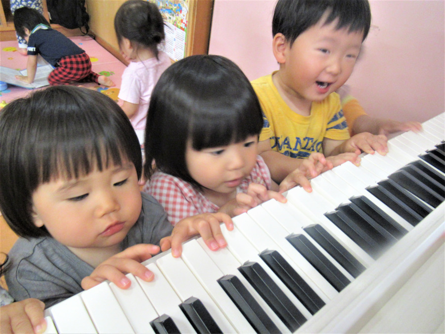 大増のぞみ保育園の写真4枚目：おもちゃより本物のピアノであそんじゃお！！