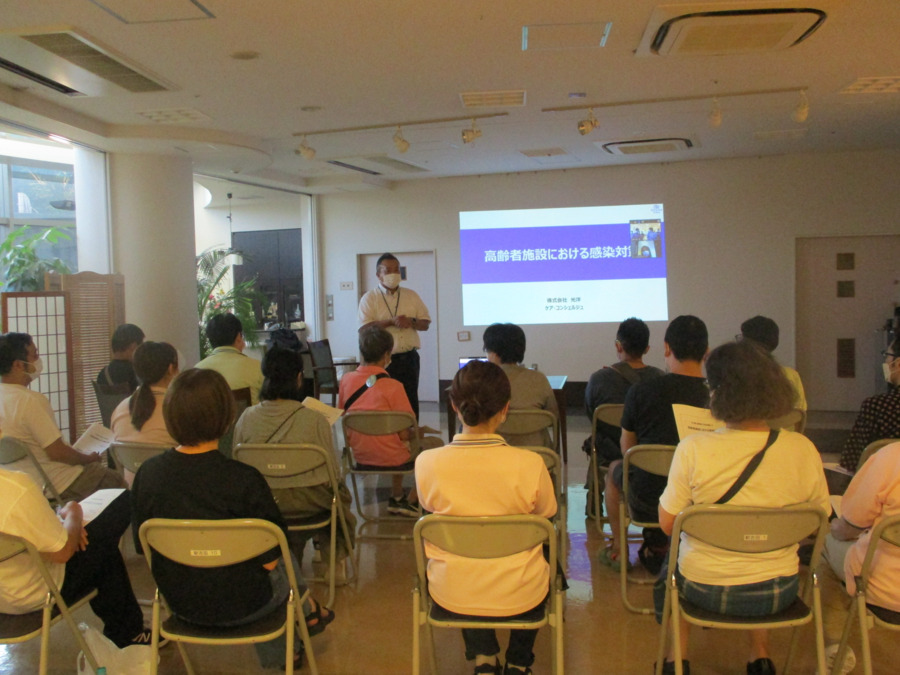 特別養護老人ホーム新吉田の写真7枚目:定期的な勉強会