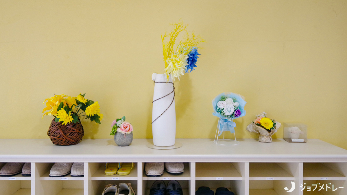 介護付有料老人ホーム すこや家・真鶴（ケアマネジャーの求人）の写真7枚目：色あざやかな花がお迎えします